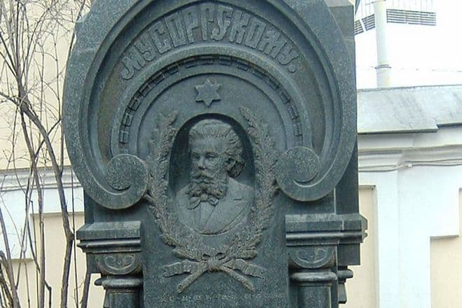 Памятник на могиле Модеста Мусоргского