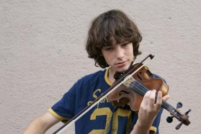 Анвар Халилулаев окончил музыкальную школу по специальности "скрипка"