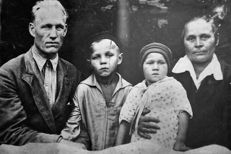 Михаил Ульянов в детстве с родителями и сестрой