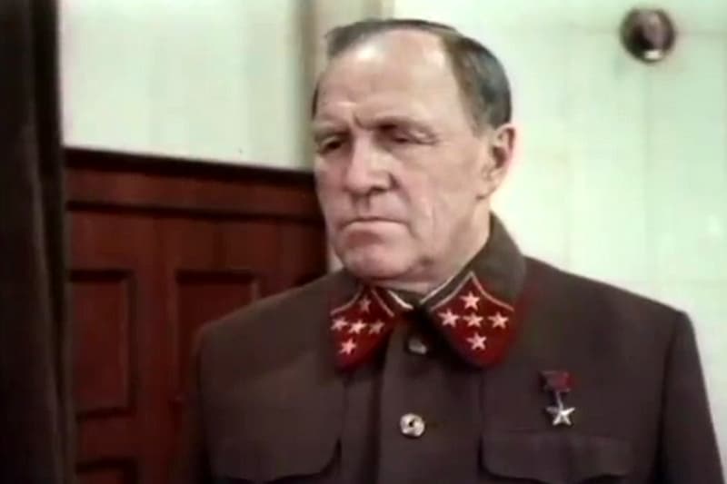 Михаил Ульянов в роли маршала Георгия Жукова (кадр из фильма «Сталинград»)