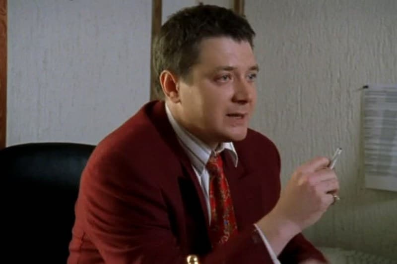 Ян Цапник в роли бизнесмена Артура Лапшина (кадр из сериала «Бригада»)