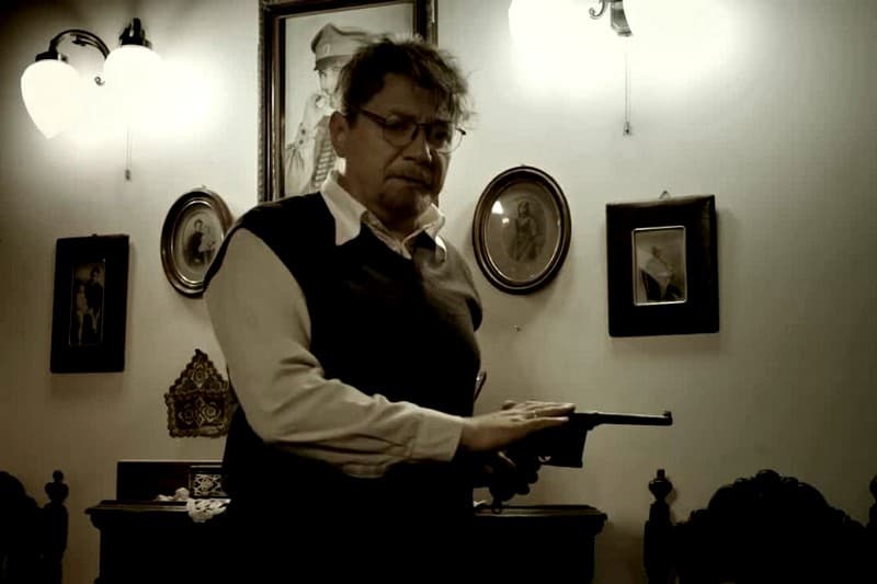 Ян Цапник в роли микробиолога Воскресенского (кадр из фильма «Праздник»)