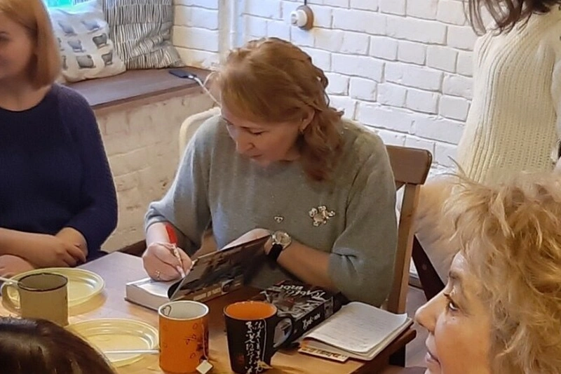 Писательница Янина Логвин подписывает книги Писательница Янина Логвин подписывает книги