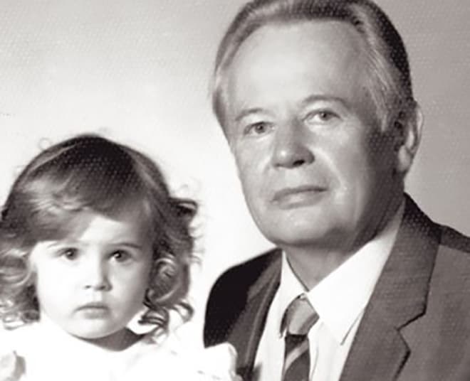 Маленькая Анна Горшкова с дедушкой