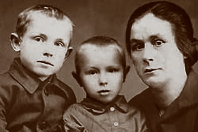 Иннокентий Смоктуновский (слева) с братом и тетей