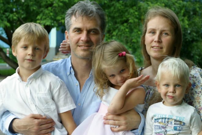 Олег Харитонов с семьей