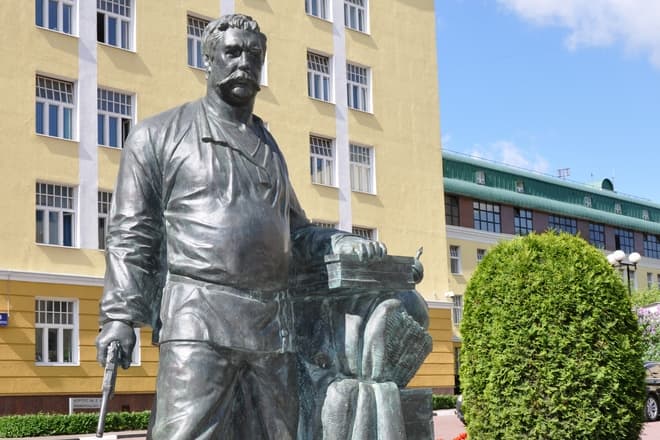 Памятник Павлу Луспекаеву в образе Верещагина