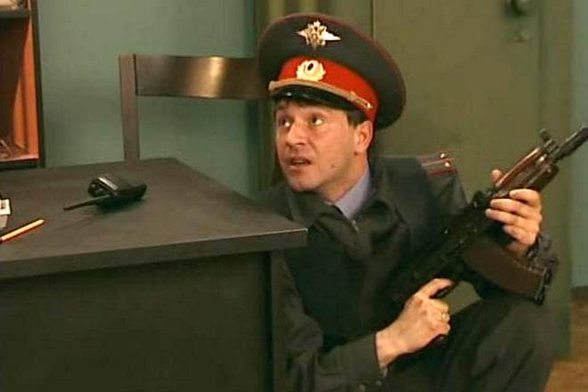 Никита Салопин в роли милиционера / Кадр из сериала «Моя прекрасная няня»