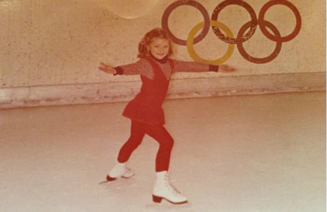 Мария Аниканова в детстве на льду ("Фейсбук")