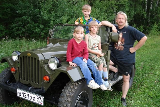 Сергей Скачков с детьми