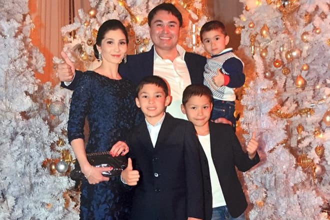 Арман Давлетьяров с женой и детьми