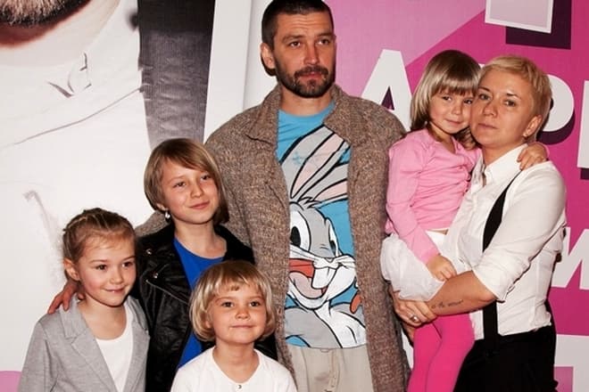Валерия Римская и Владимир Кристовский с детьми