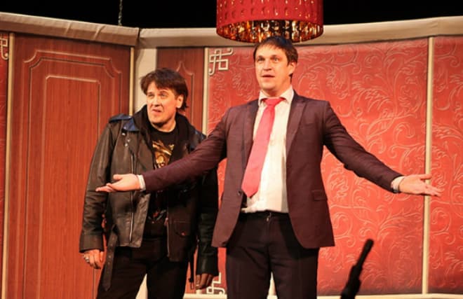 Денис Матросов и Дмитрий Орлов в спектакле «Двое в лифте, не считая текилы»