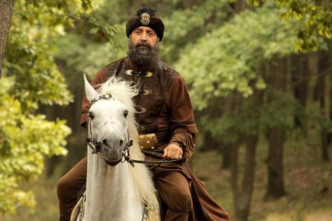 Халит Эргенч в роли султана Сулеймана (кадр из сериала «Великолепный век»)