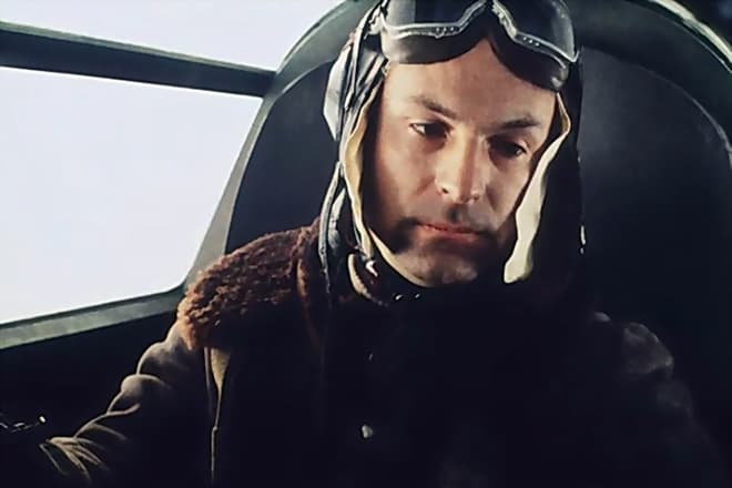 Родион Нахапетов в роли Александра Белоброва (кадр из фильма «Торпедоносцы»)