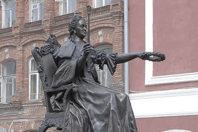 Памятник Екатерине II в городе Вышний Волочёк