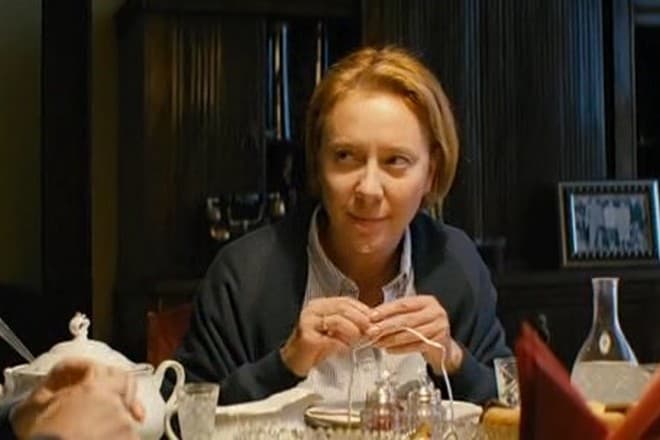 Елена Симонова (кадр из фильма «Околофутбола»)
