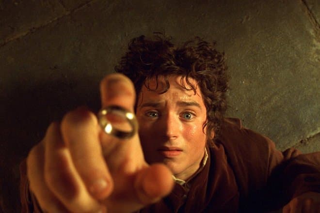 Элайджа Вуд в роли Фродо Бэггинса (кадр из фильма «Властелин колец: Братство кольца»)