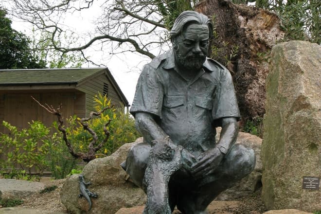 Памятник Джеральду Дарреллу в Джерсийском зоопарке