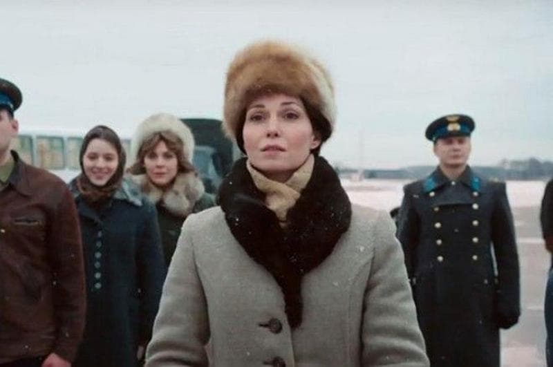 Александра Урсуляк в роли Светланы Леоновой (кадр из сериала «Время первых»)