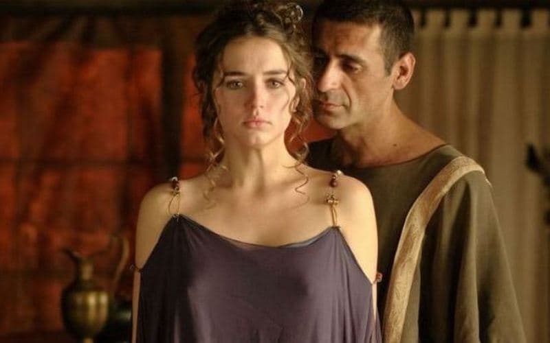 Ана де Армас и Начо Фресенда (кадр из сериала «Римская Испания»)