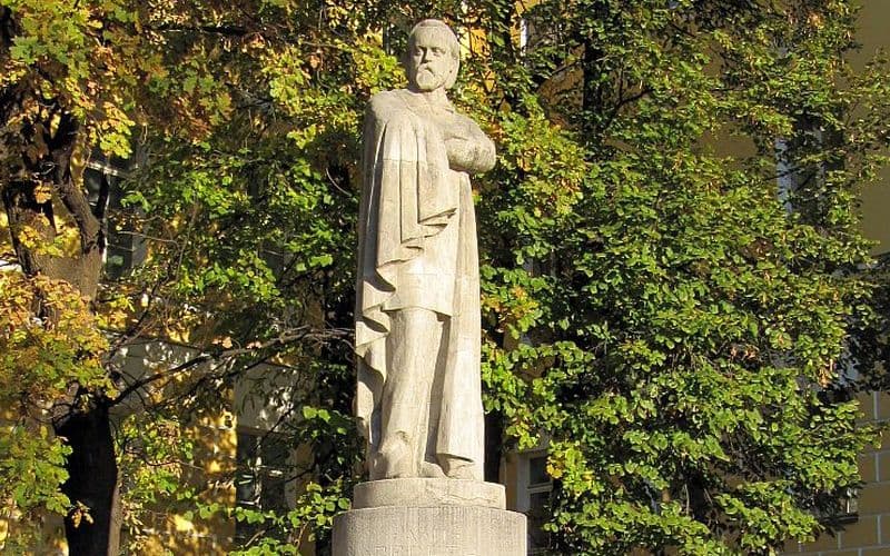 Памятник Александру Герцену во дворе МГУ
