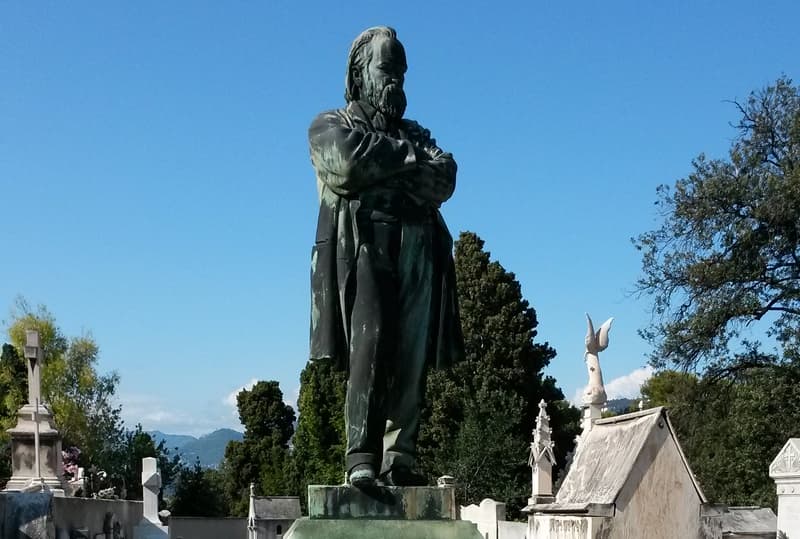 Памятник Александру Герцену на кладбище в Ницце