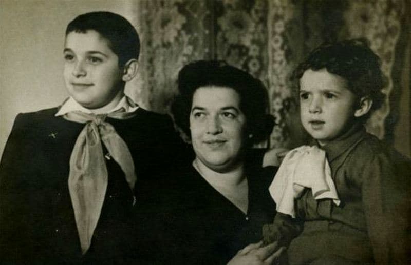 Михаил Гусман и его брат Юлий Гусман в детстве с матерью