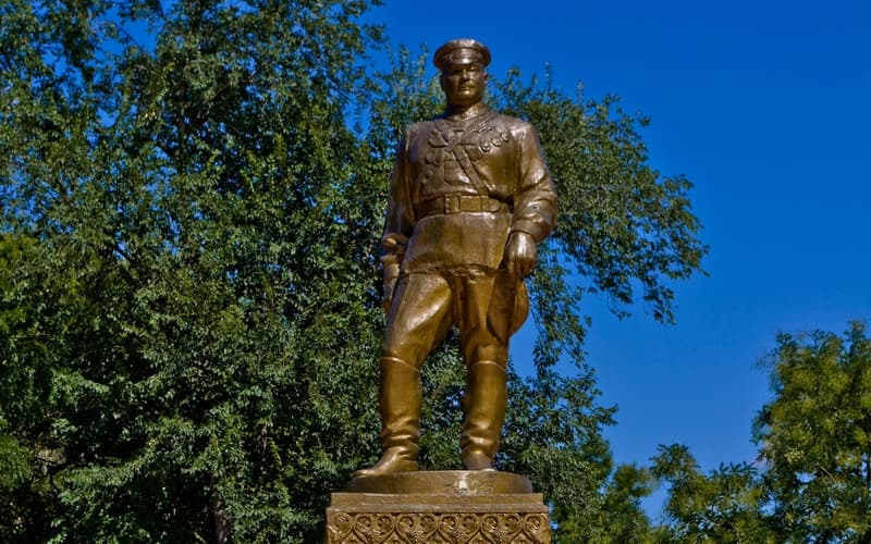 Памятник Григорию Котовскому в Тирасполе, Молдова