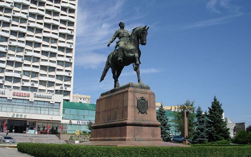 Памятник Григорию Котовскому в Кишинёве, в Молдова