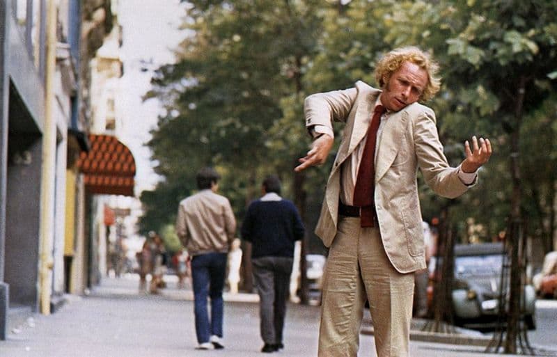 Пьер Ришар (кадр из фильма «Высокий блондин в черном ботинке»)
