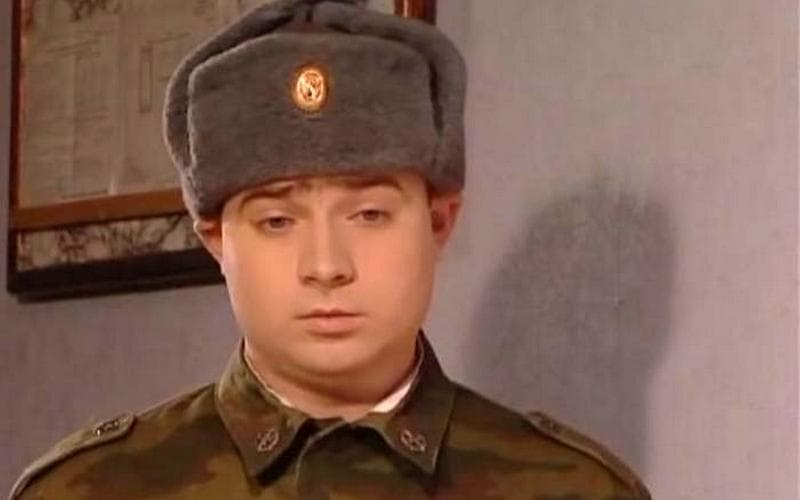 Руслан Сасин в роли Вадима Цлава (кадр из сериала «Солдаты»)