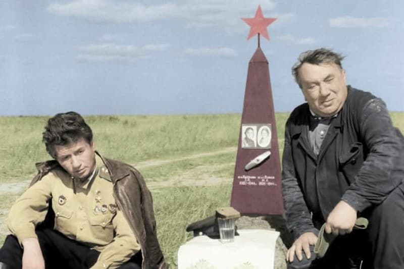 Леонид Быков и Алексей Смирнов (кадр из фильма «В бой идут одни «старики»)