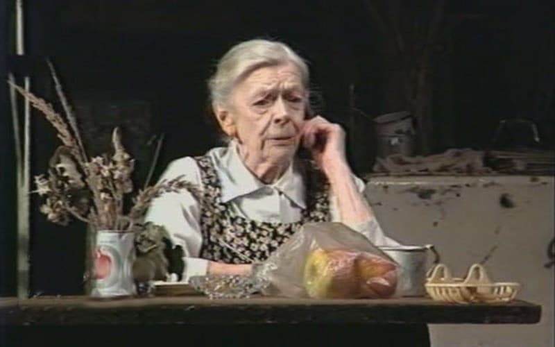 Татьяна Пельтцер в театре (кадр из фильма-спектакля «Три девушки в голубом»)