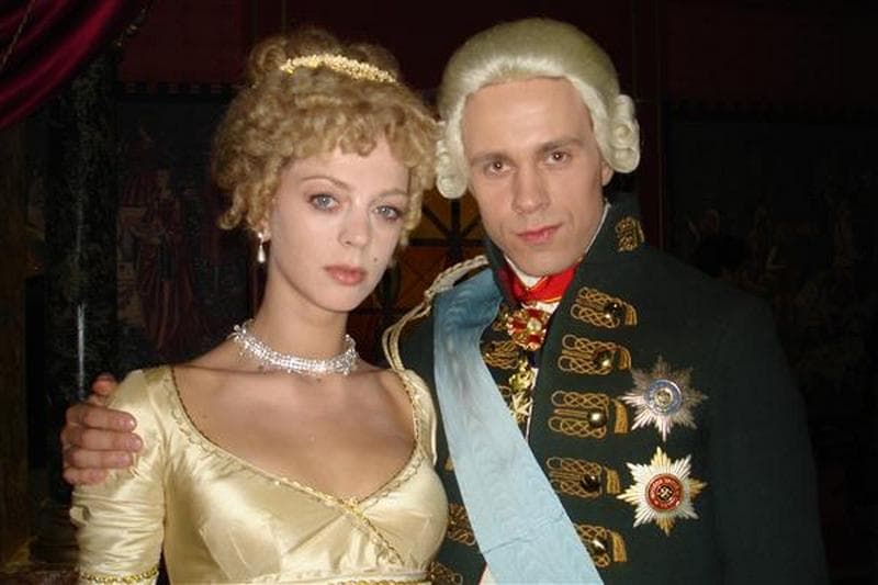 Кристина Кузьмина и Сергей Перегудов (кадр из сериала «Адъютанты любви»)