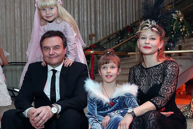 Юлия Пересильд и Алексей Учитель с детьми