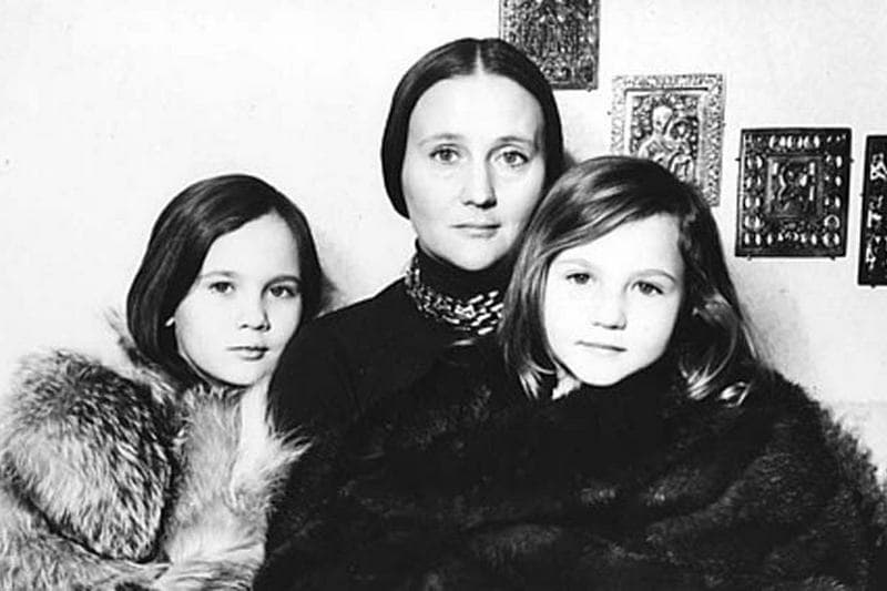 Микаэла Дроздовская с дочерьми