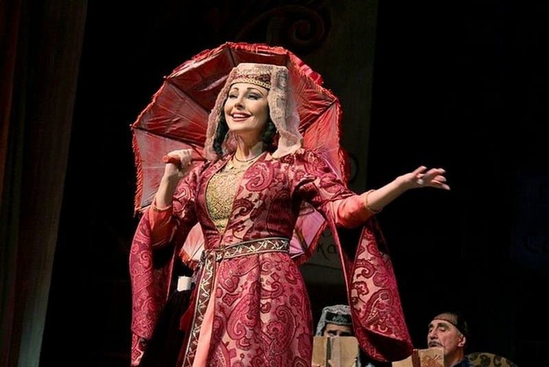 Наталья Бочкарёва в театре (кадр из фильма-спектакля «Ханума»)