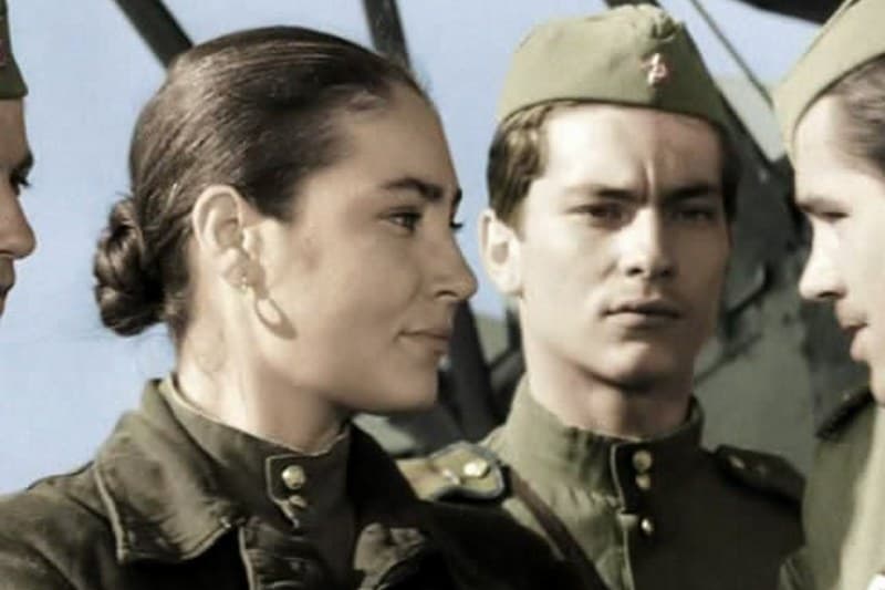 Анатолий Матешко и сестра Ольга Матешко  (кадр из фильма «В бой идут одни «старики»)