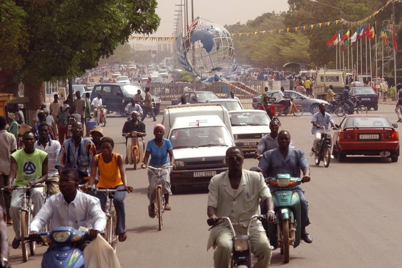 Буркина-Фасо (https://upload.wikimedia.org/wikipedia/commons/thumb/1/1c/Ouagadougou_place_nations_unies.JPG/1280px-Ouagadougou_place_nations_unies.JPG) Буркина-Фасо (https://upload.wikimedia.org/wikipedia/commons/thumb/1/1c/Ouagadougou_place_nations_unies.JPG/1280px-Ouagadougou_place_nations_unies.JPG)