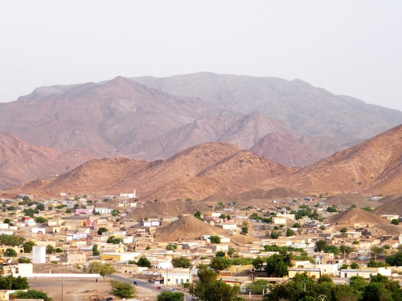 Джибути – Али-Сабих (https://upload.wikimedia.org/wikipedia/commons/thumb/c/c6/Arrei_Mountains_see_from_Ali_Sabieh.JPG/2560px-Arrei_Mountains_see_from_Ali_Sabieh.JPG) Джибути – Али-Сабих (https://upload.wikimedia.org/wikipedia/commons/thumb/c/c6/Arrei_Mountains_see_from_Ali_Sabieh.JPG/2560px-Arrei_Mountains_see_from_Ali_Sabieh.JPG)