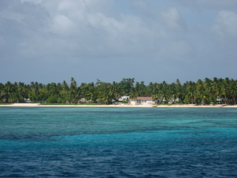 Кирибати (https://upload.wikimedia.org/wikipedia/commons/thumb/1/1f/Kiribati%28042%29.JPG/2560px-Kiribati%28042%29.JPG) Кирибати (https://upload.wikimedia.org/wikipedia/commons/thumb/1/1f/Kiribati%28042%29.JPG/2560px-Kiribati%28042%29.JPG)