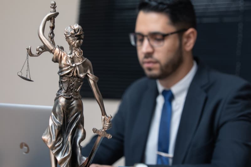 Адвокат (https://pixabay.com/photos/right-advocacy-lex-attorney-jura-4944546/)