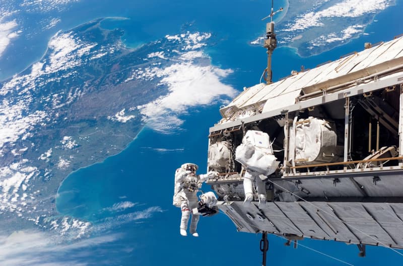 Космонавты (https://pixabay.com/photos/space-walk-astronaut-nasa-aerospace-991/)