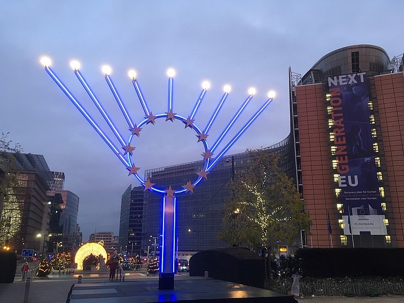 Менора в Брюсселе (https://commons.wikimedia.org/wiki/Category:Hanukkah#/media/File:Hanoukkia_Bruxelles_rondpoint_Schuman_2020.jpg)