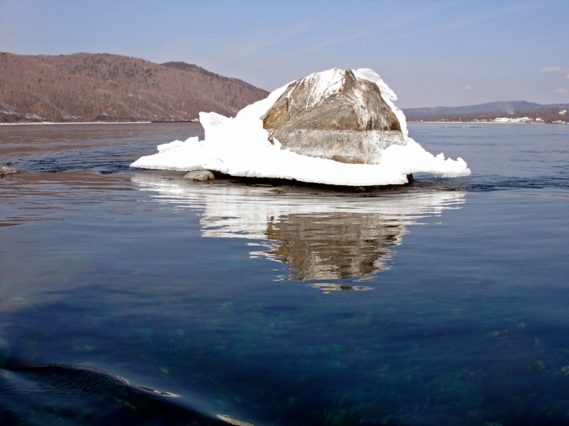 Шаман-камень на Ангаре (https://commons.wikimedia.org/wiki/File:Angara_River-Shaman%27s_Stone.JPG)