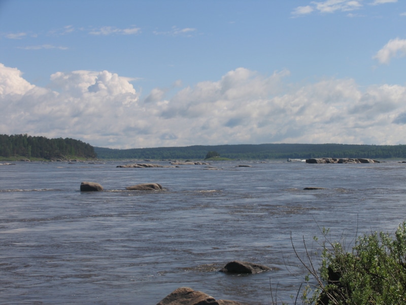 Вид на Ангару (https://commons.wikimedia.org/wiki/File:Angara_Stones.jpg)