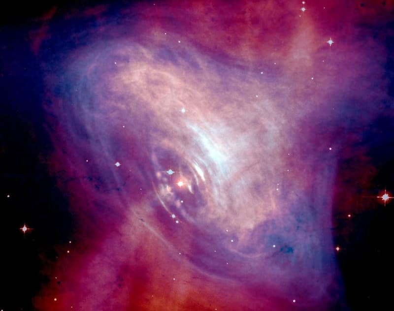 Крабовидная туманность в центре которой расположен пульсар PSR B0531+21 (совмещенное изображение оптической фотосъемки телескопа «Хаббл» и рентгеновской обсерватории «Чандра») (https://commons.wikimedia.org/wiki/File:Chandra-crab.jpg?uselang=ru)