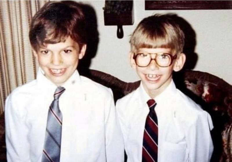 Эштон Кутчер в детстве с братом-близнецом
