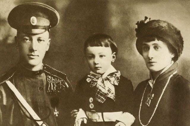 Николай Гумилев и Анна Ахматова с сыном Львом Николай Гумилев и Анна Ахматова с сыном Львом
